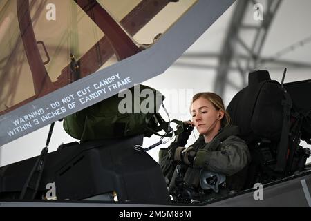 USA Laney Schol, Air Force Capt., 60. Kampfstaffelpilot, fügt ihre Kommunikations-Ohrhörer am 24. März 2022 auf dem Luftwaffenstützpunkt Eglin, Florida, ein. Das fortschrittliche Sensorpaket F-35A Lightning II wurde entwickelt, um mehr Informationen zu sammeln, zu verschmelzen und zu verteilen als jeder andere Kämpfer in der Geschichte. So erhalten die Betreiber einen entscheidenden Vorteil gegenüber allen Gegnern. Stockfoto