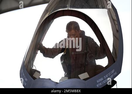 USA Air Force Captain Laney Schol, 60. Kampfgeschwader Pilot, steigt in eine F-35A Lightning II, 24. März 2022, auf dem Eglin Air Force Base, Florida. Der F-35A ist ein agiler, vielseitiger, leistungsstarker, 9g-fähiger Multirollenfighter, der Tarnkleidung, Sensorfusion und unvergleichliches Situationsbewusstsein kombiniert. Stockfoto