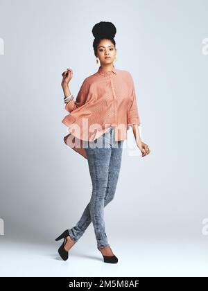 Stil spiegelt Ihre Einstellung und Persönlichkeit wider. Eine modische junge Frau, die ein lässiges Outfit trägt. Stockfoto