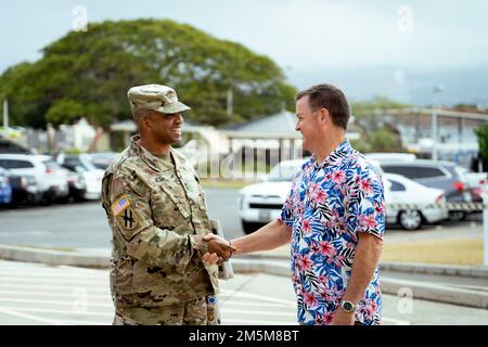 Der Direktor des Center for Excellence in Disaster Management, Joseph Martin, zeichnet den stellvertretenden Befehlshaber der USA aus Army Pacific, Generalmajor Neal. Neal besuchte das Center for Excellence in Disaster Management, um sich den neuen Kurs Humanitarian Assistance Response Training in Conflict anzusehen, der USARPAC-Soldaten am 24. März 2022 angeboten wird. Das Center for Excellence in Disaster Management bietet akademische Forschung, zivilmilitärische Koordinationsschulungen und betriebliche Einblicke, um die Entscheidungsfindung vor, während und nach Krisen zu unterstützen. Stockfoto