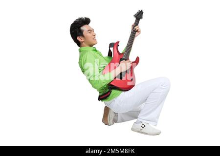 Shed Mode dynamische junge Leute spielen Gitarre Stockfoto