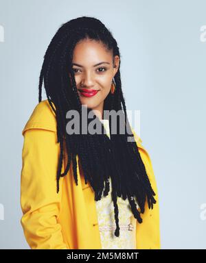 An schlechten Tagen gibt es immer roten Lippenstift. Studioaufnahme einer modischen jungen Frau, die vor grauem Hintergrund posiert. Stockfoto