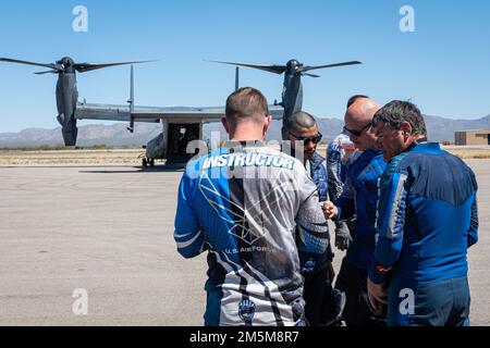 USA Kadetten der Air Force Academy, die dem Fallschirmteam Wings of Blue zugewiesen sind, besprechen ihre Sprungpläne, bevor sie an Bord eines 20. Special Operations Squadron CV-22 Osprey Tiltrotor-Flugzeugs vom Luftwaffenstützpunkt Cannon, New Mexico, am Marana Regional Airport, Arizona, 23. März 2022 gehen. Die Wings of Blue und der 20 SOS führten eine Übung durch, an der sechs Verbindungselemente von zwei CV-22s mit über 100 Steckbrücken beteiligt waren. Stockfoto