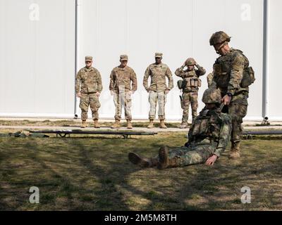 USA Soldaten, die dem 2. Kavallerie-Regiment zugeteilt sind, beginnen am 24. März 2022 einen gemeinsamen NATO-Kampfkurs für Lebensretter auf dem Luftwaffenstützpunkt Mihail Kogalniceanu, Rumänien. 2. das Kavallerie-Regiment ist Teil des V-Korps, des Forward Disponated Corps in Europa, das mit den NATO-Alliierten und regionalen Sicherheitspartnern zusammenarbeitet, um Kampfeinsatzkräfte bereitzustellen, gemeinsame und multinationale Ausbildungsübungen durchzuführen, und das Kommando und die Kontrolle über alle Rotations- und Einsatzeinheiten im europäischen Theater behält. Der CLS-Kurs macht das Militär mit den medizinischen Grundfertigkeiten vertraut, die für die Versorgung von Unfallopfern erforderlich sind. Stockfoto