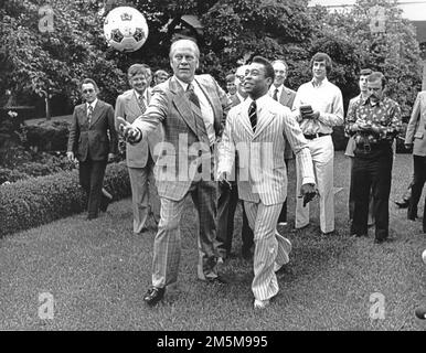 Das Dateifoto vom 28. Juni 1975 zeigt den US-Präsidenten Gerald R. Ford und die brasilianische Fußballspielerin Pele, die einen Fußball im Rosengarten des Weißen Hauses in Washington, DC, USA hüpfen. Pele, die brasilianische Fußballlegende, die drei Weltmeisterschaften gewann und zur ersten globalen Sportlegende wurde, ist im Alter von 82 Jahren gestorben. Pele wurde Ende November wegen einer Atemwegsinfektion und Komplikationen im Zusammenhang mit Darmkrebs in ein Krankenhaus in Sao Paulo eingeliefert. Letzte Woche sagte das Krankenhaus, dass sich sein Gesundheitszustand verschlechtert hatte, als sein Krebs fortschreitete. Er starb am Donnerstag an Multiorganversagen wegen Th Stockfoto