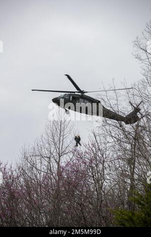 Soldaten der Charlie Company, 1-131. Assault Helicopter Bataillon und det. 2, Charlie Company, 1-126 General Support Aviation Bataillon nahm an einer Trainingsmission als Mitglieder des North Carolina Helo-Aquatic Rescue Team (NCHART) Teil – in Partnerschaft mit dem N.C. State Highway Patrol, N.C. Notfallmanagement und lokale Ersthelfer – ab März 23-24 in der Salisbury Armory and Army Aviation Flight Facility #2. Stockfoto