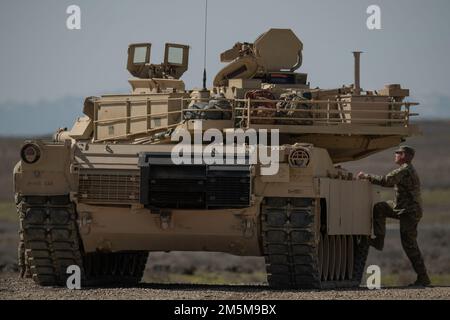 Ein Soldat der Nationalgarde der Idaho-Armee von B Company bereitet sich auf die Qualifikation zur Waffe vor. Das 2-116. Combined Arms Bataillon der Idaho Army National Guard war in den letzten Märztagen im Orchard Combat Training Center auf dem Feld. Die Soldaten der B Company, 2-166. CAB befinden sich in der letzten Phase der Vorbereitung auf einen bevorstehenden Einsatz zur Unterstützung der Operation Spartan Shield. Stockfoto