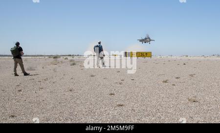 Nik Sak, Testdurchführungsplaner (links) und Preston Wallace, Operations Test Engineer, Marine Operational Test and Evaluation Squadron 1 (VMX-1), beobachten Sie, wie ein F-35B Lightning II eine rollende vertikale Landung während einer Risikoreduzierung bei Expeditionary Advanced Base Operations (EABO) auf der Marine Corps Air Station Yuma, Arizona, 24. März 2022 durchführt. Der Zweck der EABO-Risikominderung bestand darin, den Flugfreigabebetrieb für kurze Landungen und Starts auf vorbereiteten und halbvorbereiteten Flächen zur Unterstützung des Betriebs OBSIDIAN EISBERG zu informieren. Stockfoto