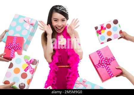 Junge Leute nehmen modische Energie und Geschenkbox Stockfoto