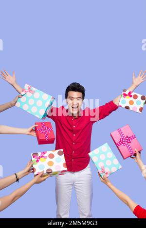 Junge Leute nehmen modische Energie und Geschenkbox Stockfoto