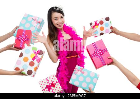 Junge Leute nehmen modische Energie und Geschenkbox Stockfoto