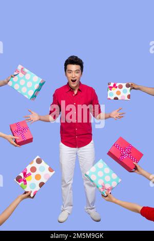Junge Leute nehmen modische Energie und Geschenkbox Stockfoto