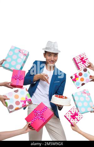 Junge Leute nehmen modische Energie und Geschenkbox Stockfoto