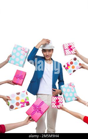 Junge Leute nehmen modische Energie und Geschenkbox Stockfoto