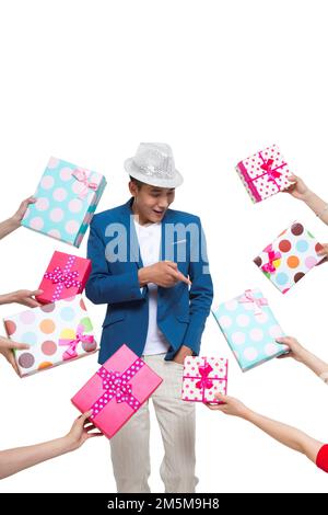 Junge Leute nehmen modische Energie und Geschenkbox Stockfoto