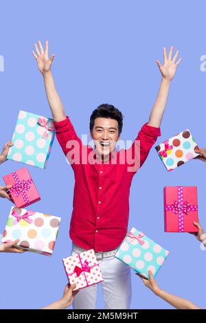 Junge Leute nehmen modische Energie und Geschenkbox Stockfoto