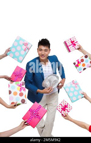 Junge Leute nehmen modische Energie und Geschenkbox Stockfoto