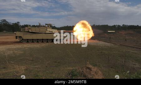 Ein Hauptkampfpanzer M1A2 SEP V3 Abrams feuert während einer Live-Feuerdemonstration während des African Land Forces Summit 2022 in Fort Benning, GA, den Boden ab. (USA Armee Foto Staff Sgt. Brandon Rickert) Stockfoto