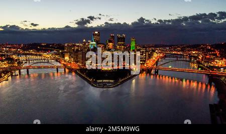 Ein Blick auf die Stadt Pittsburgh am Zusammenfluss vor Sonnenaufgang am 24. März 2022. Die USA Das Army Corps of Engineers im Bezirk Pittsburgh sorgt für eine sichere Navigation auf den Flüssen in der Region. Der Stadtteil erstreckt sich über 328 km befahrbare Wasserstraßen, 23 Schleusen und Staudämme, 16 Reservoire und über 80 lokale Projekte zur Reduzierung von Hochwasserschäden in fünf Bundesstaaten: Maryland, New York, Ohio, Pennsylvania und West Virginia. Stockfoto