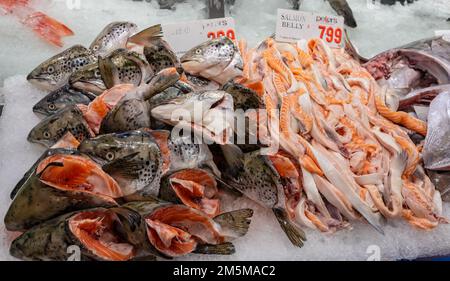 Ausstellung von Fischköpfen zum Verkauf am Sydney Fish Market, Sydney, New South Wales, Australien, am 28. Dezember 2022 Stockfoto