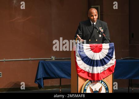 MILLINGTON, Tennessee (25. März 2022) Rear ADM. Alexis ‚Lex‘ Walker, Commander, Navy Recruiting Command hält eine Rede während der Zeremonie 2022 Navy Recruiting Command (NRC) Change of Command in Millington, März 25. Ziel der NRC ist es, die besten Kandidaten zu gewinnen, um den anhaltenden Erfolg der amerikanischen Marine sicherzustellen. Stockfoto