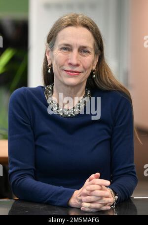 Berlin, Deutschland. 20. Dezember 2022. Mariette Rissenbeek, Geschäftsführerin der Berlinale, steht während einer Fotosession im Büro der Berlinale am Potsdamer Platz. Das Internationale Filmfestival 73. findet vom 16. Bis 26. Februar 2023 in Berlin statt. Kredit: Jens Kalaene/dpa/Alamy Live News Stockfoto