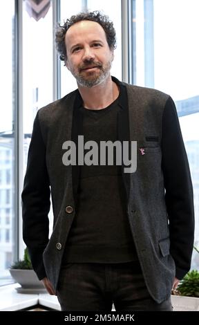 Berlin, Deutschland. 20. Dezember 2022. Carlo Chatrian, künstlerischer Direktor der Berlinale, steht während einer Fotosession im Büro der Berlinale am Potsdamer Platz. Das Internationale Filmfestival 73. findet vom 16. Bis 26. Februar 2023 in Berlin statt. Kredit: Jens Kalaene/dpa/Alamy Live News Stockfoto