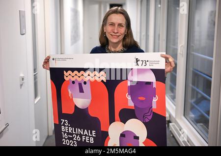 Berlin, Deutschland. 20. Dezember 2022. Mariette Rissenbeek, geschäftsführende Direktorin der Berlinale, trägt das neue Berlinale-Poster in ihrem Büro während einer Fotosession im Berlinale-Büro am Potsdamer Platz. Das Internationale Filmfestival 73. findet vom 16. Bis 26. Februar 2023 in Berlin statt. Kredit: Jens Kalaene/dpa/Alamy Live News Stockfoto