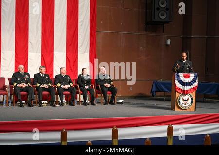 MILLINGTON, Tennessee (25. März 2022) Rear ADM. Alexis ‚Lex‘ Walker, Commander, Navy Recruiting Command, hält eine Rede während der Zeremonie 2022 Navy Recruiting Command (NRC) Change of Command in Millington, März 25. Ziel der NRC ist es, die besten Kandidaten zu gewinnen, um den anhaltenden Erfolg der amerikanischen Marine sicherzustellen. Stockfoto