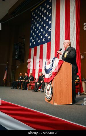 MILLINGTON, Tennessee (25. März 2022) Konteradmiral Dennis Velez, Commander, Navy Recruiting Command, hält eine Rede während der Zeremonie 2022 des Navy Recruiting Command (NRC) Change of Command in Millington, März 25. Ziel der NRC ist es, die besten Kandidaten zu gewinnen, um den anhaltenden Erfolg der amerikanischen Marine sicherzustellen. Stockfoto