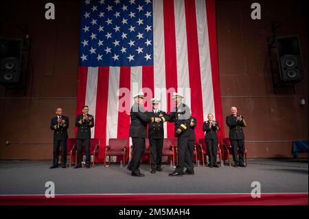 MILLINGTON, Tennessee (25. März 2022) Rear ADM. Alexis ‚Lex‘ Walker, Commander, Navy Recruiting Command, Right, schüttelt die Hand mit Rear ADM. Dennis Velez während der Zeremonie 2022 Navy Recruiting Command (NRC) Change of Command in Millington, März 25. Ziel der NRC ist es, die besten Kandidaten zu gewinnen, um den anhaltenden Erfolg der amerikanischen Marine sicherzustellen. Stockfoto