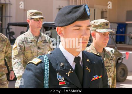 USA Army 2. LT. Jackson Garber mit einer Kompanie, 1-158. Infanterie-Bataillon marschiert eine Gruppe Soldaten während der Übung und Zeremonie im Papago Park Militärreservat in Phoenix, 25. März 2022. Die Stärkung der Soldaten und die Stärkung der Widerstandsfähigkeit sind kein saisonales Unterfangen, sondern eine tägliche Anstrengung und eine oberste Priorität für die Arizona National Guard Stockfoto