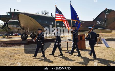 Mitglieder des 17. Training Wing haben die Farben während der Einweihung des Weyandt-Eddy Memorial Plaza auf dem Luftwaffenstützpunkt Goodfellow, Texas, am 25. März 2022. Die Veranstaltung verdeutlichte den Sicherheitsdienst der US-Luftwaffe und das taktische Luftschutzkommando und ihre Bemühungen, ihre kryptografische Mission zu erfüllen. Stockfoto