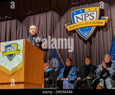 220325-N-KO533-0232 MONTEREY, KALIFORNIEN (25. März 2022) Generalleutnant Matthew Glavy, USA Stellvertretender Befehlshaber für Information des Marine Corps, hält die Antrittsrede während der Abschlussfeier der Naval Postgraduate School (NPS) im Winterquartal am 25. März. Bei der Abschlussfeier im King Hall Auditorium wurden 248 Absolventen geehrt, darunter 28 internationale Studenten aus 15 Ländern. Es war die erste NPS-Veranstaltung in diesem Jahr, an der Studierende und ihre Familien teilnahmen, um die Leistungen und die Belastbarkeit der NPS-Lehrkräfte, -Mitarbeiter und -Studenten zu würdigen. Stockfoto