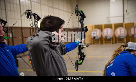 USA Air Force Ret. Airman 1. Class Shane Hinshaw, ein Air Force Wunded Warrior Athlet, nimmt am 25. März 2022 an einem Bogenschießen-Wettbewerb auf der Joint Base San Antonio-Randolph, Texas, Teil. Die Versuche sind eine adaptive Sportveranstaltung, die das geistige und körperliche Wohlbefinden von schwer erkrankten und verletzten Militärmitgliedern und Veteranen fördern soll. Stockfoto