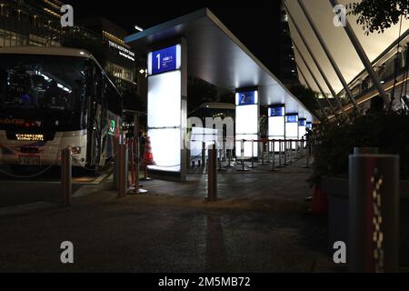 Chiyoda ward, Tokio, Japan, Dezember 2022. Menschen warten nachts auf einen Autobusbus am Bahnhof von Tokio. Stockfoto