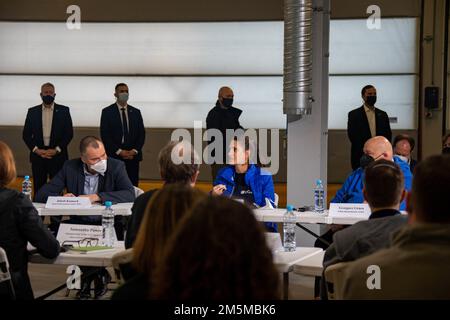 Mitglieder der Humanitarian Response Conference informieren die USA Präsident Joseph R. Biden Jr. und Präsident der Republik Polen Andrzej Duda zu den aktuellen humanitären Bemühungen in Jasionka, Polen, am 25. März 2022. Stockfoto