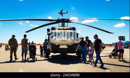 EIN US-AMERIKANISCHER Air Force C-17 Globemaster-Transportflugzeug fliegt über einem US-amerikanischen Army UH-60 Blackhawk Helikopter auf dem Tampa Bay Airfest in MacDill Air Force Base, 25. März 2022. Zwei UH-60 Blackhawk Helikopter wurden während des Airfestes ausgestellt, beide betrieben vom 5. Bataillon, 159. General Support Aviation Brigade, USA Das Army Reserve Aviation Command. In Ft. Eustis, Virginia, verfügt der 5-159. GSAB über vielseitige Drehflügelanlagen, die Luftangriffe, Luftbewegungen und luftfahrttechnische Evakuierungen für eine Vielzahl von Missionen und Umgebungen ermöglichen können. Die Armee stellt ihre Soldaten und Ausrüstung vor Stockfoto