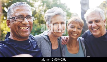 Natur, Selfie und ältere Freunde auf einer Wanderung für Wellness, Bewegung und Gesundheit in den Wäldern. Glücklich, lächeln und Porträt einer Gruppe älterer Menschen Stockfoto