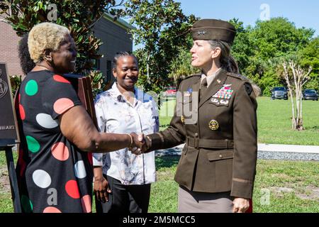 Generalmajor Jami C. Shawley, kommandierender General der 81. Readiness Division, verleiht Kasinal Cashe White, die Schwester des Ehrenmedaillenempfängers Sgt. 1. Klasse Alwyn C. Cashe, eine 81.-Dollar-RD-Münze nach der Einweihungszeremonie am 25. März 2022 in Sanford, Florida. Familie und Freunde versammelten sich bei Sgt. 1. Klasse Alwyn C. Cashe U.S. Army Reserve Center für die Einweihungszeremonie, um seine Medaille vom Silver Star zur Ehrenmedaille zu erweitern. Cashe wurde posthum vom Präsidenten Joe Biden im Weißen Haus am 16. Dezember 2021 mit der Ehrenmedaille ausgezeichnet. Stockfoto