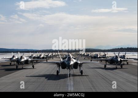 Eine Formation von 42 F-35A Lightning IIS während einer Routineübung auf der Eielson Air Force Base, Alaska, 25. März 2022. Die Formation zeigte die Fähigkeit des 354. Kampfflügels, Flugzeuge der fünften Generation unter arktischen Bedingungen schnell zu mobilisieren. Stockfoto