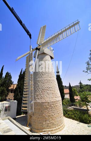 Das Wahrzeichen in Jerusalem ging eine Restaurierung zu verarbeiten, endete heute die Segel der Mühle von einem holländischen Fachmann anschließen. Stockfoto