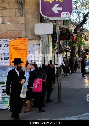 Haredi Juden im ultraorthodoxen Viertel Geula in Jerusalem, Israel. Stockfoto