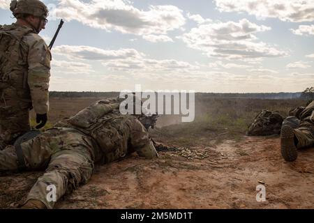 Soldaten der Schwarzen Löwen, die Bravo Co., 1. Bataillon, 28. Infanterie-Regiment, 3. Infanterie-Division, schicken Schüsse in die untere Reichweite während einer kombinierten Feuerübung in Fort Stewart, Georgia, 25. März 2022. Ein CALFX ermöglicht es einem Manöverunternehmen, indirekte Brände, Luft- und Nachhaltigkeitsanlagen einzubauen, um eine realistische Kampfausbildung zu simulieren. Stockfoto