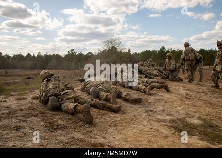 Soldaten der Schwarzen Löwen, die Bravo Co., 1. Bataillon, 28. Infanterie-Regiment, 3. Infanterie-Division, schicken Schüsse in die untere Reichweite während einer kombinierten Feuerübung in Fort Stewart, Georgia, 25. März 2022. Ein CALFX ermöglicht es einem Manöverunternehmen, indirekte Brände, Luft- und Nachhaltigkeitsanlagen einzubauen, um eine realistische Kampfausbildung zu simulieren. Stockfoto