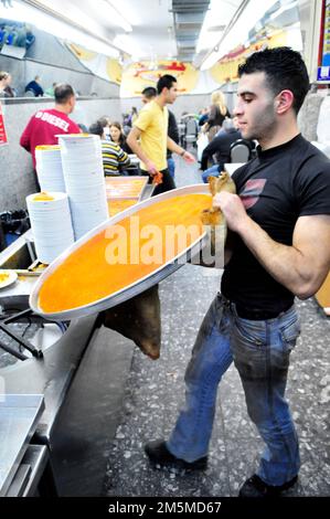 Frisches Knafeh in Jafar Süßigkeiten im muslimischen Viertel in der Altstadt von Jerusalem. Stockfoto