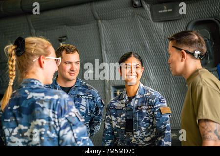 Mitglieder der Royal Australian Air Force reisen durch die USA Air Force C-5M Super Galaxy wurde der 22. Airlift-Geschwader auf dem Luftwaffenstützpunkt Travis, Kalifornien, zugeteilt, während eines Besuchs auf der RAAF-Basis Amberley, Queensland, 24. März 2022. Die 22. JAHRE begehen den 80. Jahrestag ihrer Gründung mit einem Besuch der RAAF-Basis Amberley vom 23. Bis 27. März 2022. Das Geschwader wurde am 3. April 1942 als 22. Transportgeschwader am Flughafen Essendon in Melbourne, Australien, gegründet, zeitgleich mit der Einrichtung mehrerer RAAF-Transportgeschwader. Der Besuch der RAAF-Basis Amberley erlaubte dem Personal der USAF, c Stockfoto