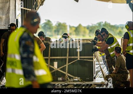 Die 22. Luftwaffenstaffel auf dem Luftwaffenstützpunkt Travis, Kalifornien, trainieren mit Mitgliedern der Royal Australian Air Force auf einem US-Luftwaffenstützpunkt Air Force C-5M Super Galaxy auf der RAAF-Basis Amberley, Australien, 25. März 2022. Die 22. JAHRE begehen den 80. Jahrestag ihrer Gründung mit einem Besuch der RAAF-Basis Amberley vom 23. Bis 27. März 2022. Das Geschwader wurde am 3. April 1942 als 22. Transportgeschwader am Flughafen Essendon in Melbourne, Australien, gegründet, zeitgleich mit der Einrichtung mehrerer RAAF-Transportgeschwader. Der Besuch der RAAF-Basis Amberley erlaubte dem Personal der USAF, c Stockfoto