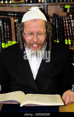 Eine orthodoxe Jeschiwa im Mea-Shearim-Viertel in Jerusalem, Israel. Stockfoto