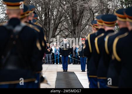 Mitglieder des Dienstes unterstützen eine Kranzbeweihung der Army mit voller Auszeichnung am Grab des unbekannten Soldaten auf dem Nationalfriedhof Arlington, Arlington, Virginia, am 25. März 2022. Der Kranz wurde von den Empfängern der Ehrenmedaille U.S. gelegt Army 1. LT. Brian Thacker und USA Marine Corps Col. (Ret.) Barney Barnum zu Ehren des Ehrentags. Stockfoto